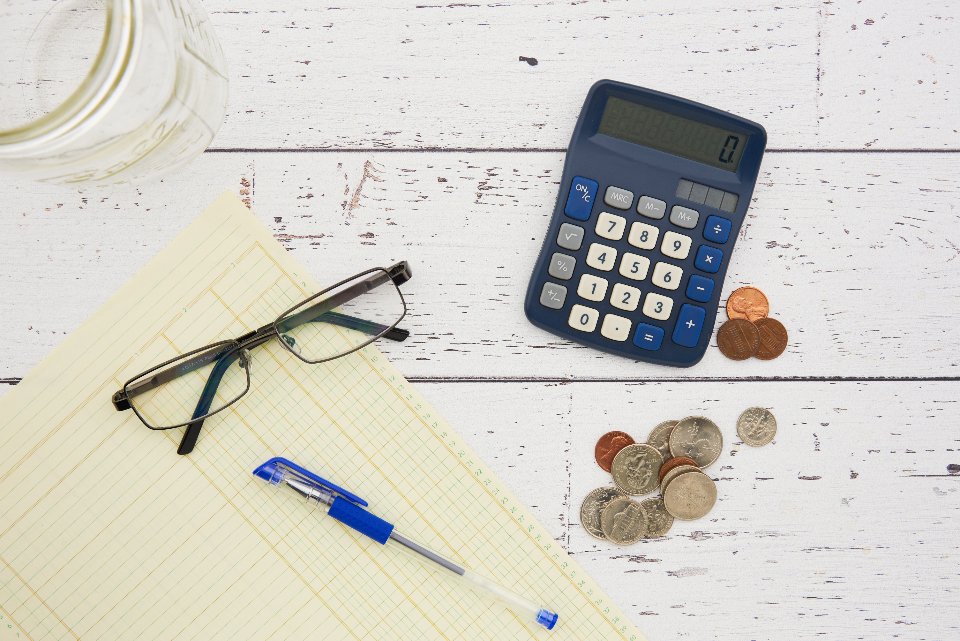 Illustration of Shopify store build cost tiers from DIY to agency