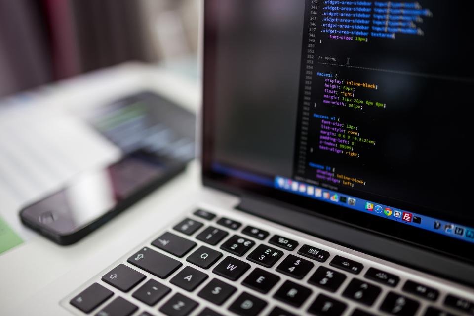 Illustration of Shopify app cost tiers from simple private app to complex public app