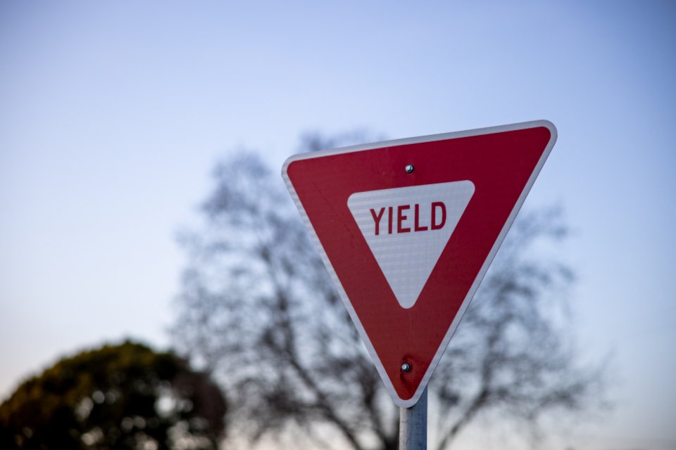 A checklist of warning signs for hiring a Shopify agency or freelancer, on a bright background